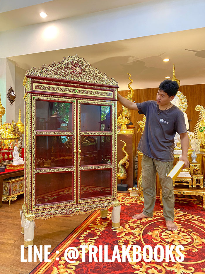 ตู้พระไตรปิฎก สีแดงประดับจั่วด้านบน ราคา 9500 บาท ตู้พระไตรปิฎก สีแดงประดับจั่วด้านบน ราคา 9500 บาท