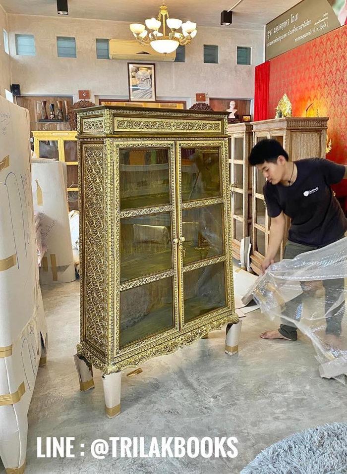ตู้พระไตรปิฎกสีเหลืองลวดลายทอง ประดับกระจกสี