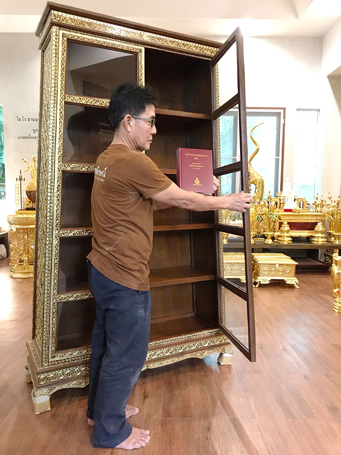 ตู้ไม้สักสำหรับใส่หนังสือพระไตรปิฎก91เล่มภาษาไทย ตู้ไม้สักสำหรับใส่หนังสือพระไตรปิฎก91เล่มภาษาไทย