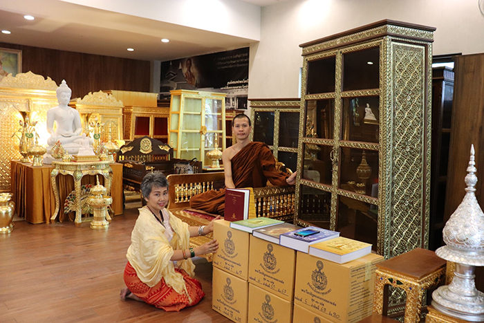 ตู้ไม้สักสำหรับใส่หนังสือพระไตรปิฎก91เล่มภาษาไทย ตู้ไม้สักสำหรับใส่หนังสือพระไตรปิฎก91เล่มภาษาไทย
