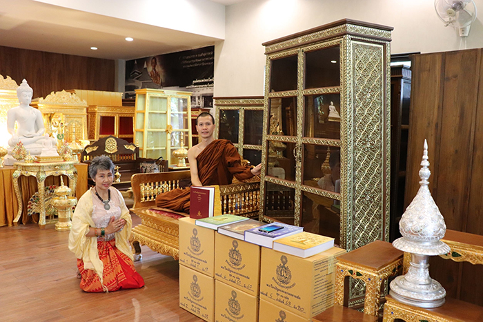 ตู้ไม้สักสำหรับใส่หนังสือพระไตรปิฎก91เล่มภาษาไทย ตู้ไม้สักสำหรับใส่หนังสือพระไตรปิฎก91เล่มภาษาไทย