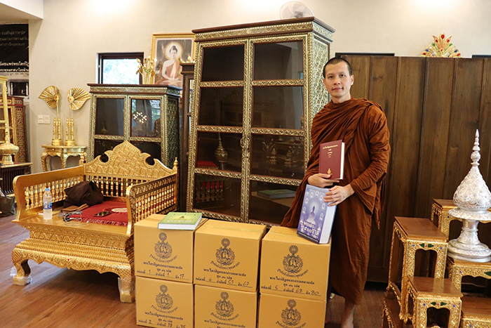 ตู้ไม้สักสำหรับใส่หนังสือพระไตรปิฎก91เล่มภาษาไทย ตู้ไม้สักสำหรับใส่หนังสือพระไตรปิฎก91เล่มภาษาไทย