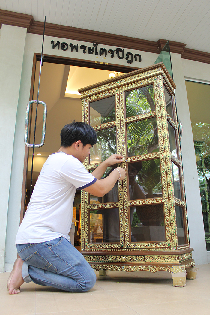 ตู้พระไตรปิฎกไม้สัก เดินลายเส้นทอง ราคา 12,000 บาท