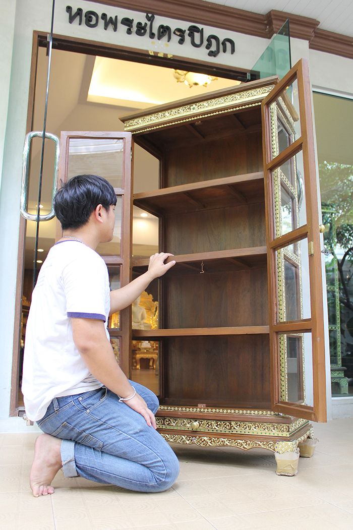 ตู้พระไตรปิฎกไม้สัก เดินลายเส้นทอง ราคา 12,000 บาท