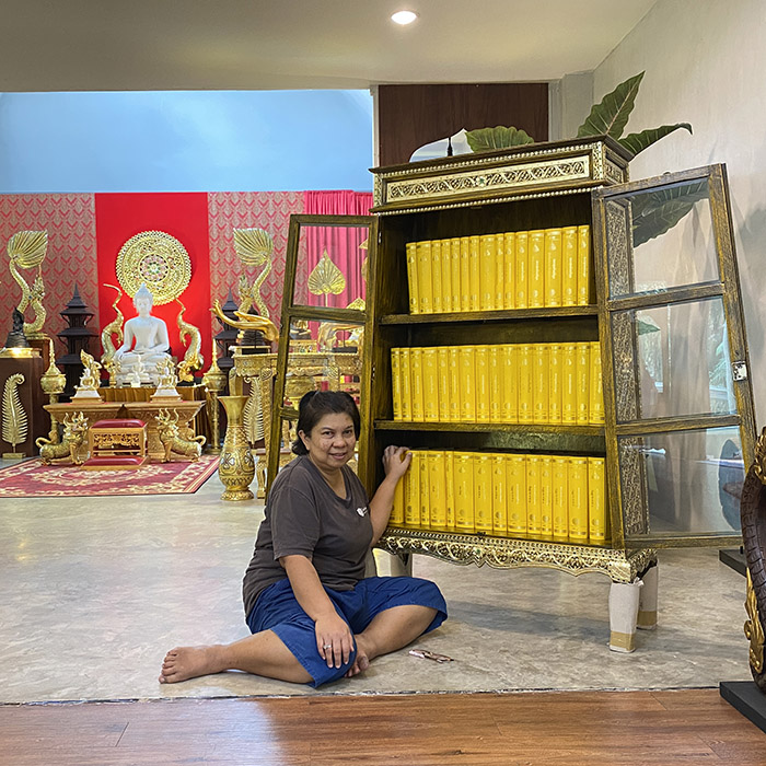 ตู้พระไตรปิฎกสีเหลืองลวดลายทอง