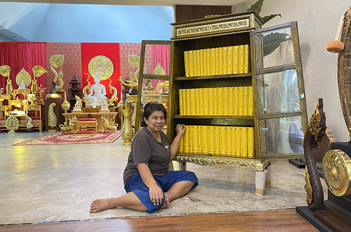 ตู้พระไตรปิฎกสีเหลืองลวดลายทอง