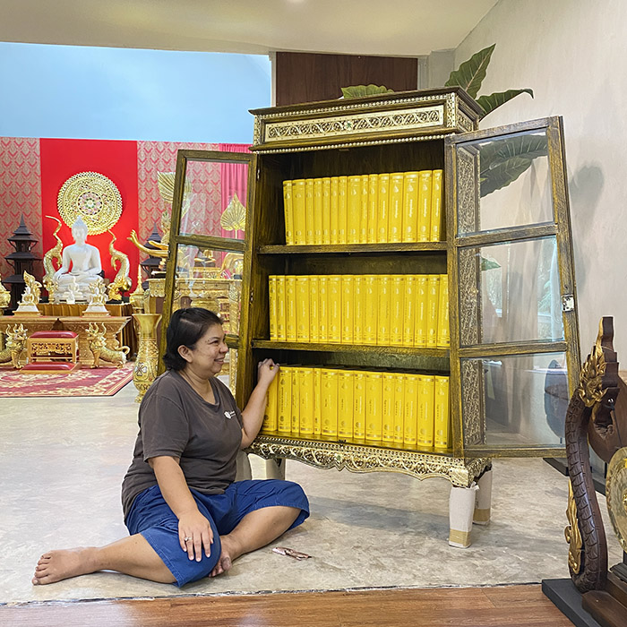 ตู้พระไตรปิฎกสีเหลืองลวดลายทอง