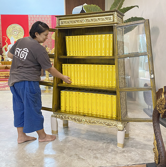 ตู้พระไตรปิฎกสีเหลืองลวดลายทอง