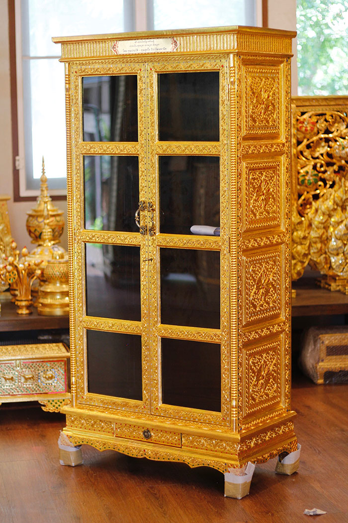 ตู้พระไตรปิฎกไม้สักทั้งหลัง และด้านข้างผนึกไม้สัก ลงรักปิดทอง ราคา 14000 บาท