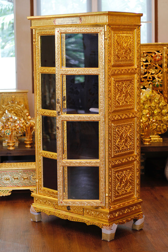 ตู้พระไตรปิฎกไม้สักทั้งหลัง และด้านข้างผนึกไม้สัก ลงรักปิดทอง ราคา 14000 บาท