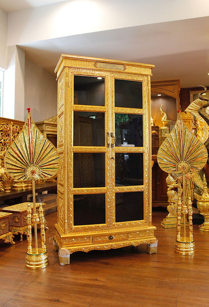 ตู้พระไตรปิฎกไม้สักทั้งหลัง และด้านข้างผนึกไม้สัก ลงรักปิดทอง ราคา 14000 บาท