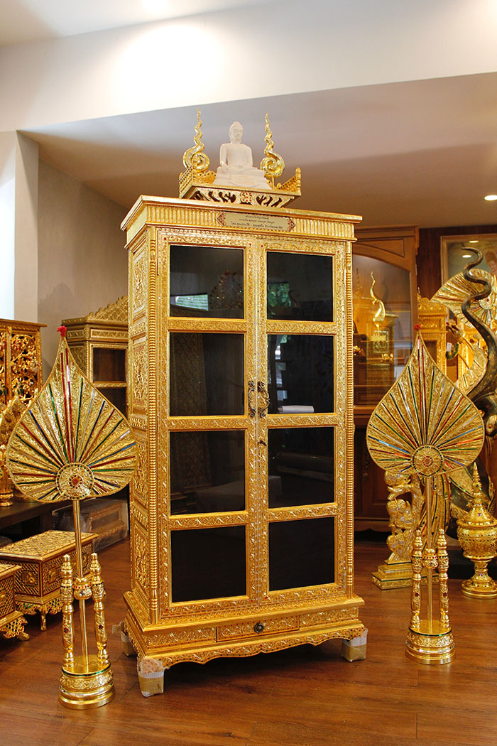 ตู้พระไตรปิฎกไม้สักทั้งหลัง และด้านข้างผนึกไม้สัก ลงรักปิดทอง ราคา 14000 บาท