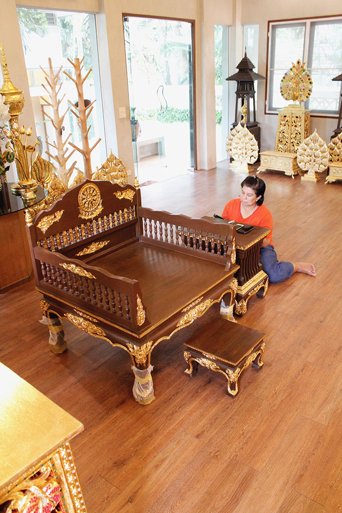 ธรรมาสน์ ที่นั่งสำหรับพระภิกษุสงฆ์ งานไม้สักแกะสลักทั้งชุด ราคา 33000 บาท