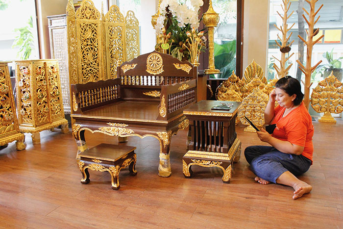 ธรรมาสน์ ที่นั่งสำหรับพระภิกษุสงฆ์ งานไม้สักแกะสลักทั้งชุด ราคา 33000 บาท