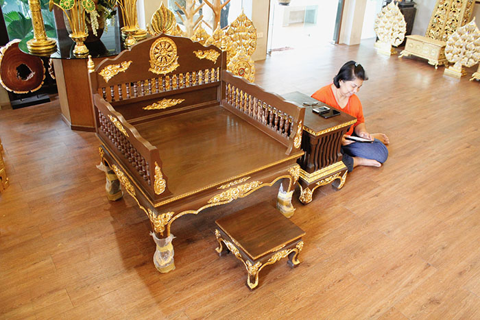 ธรรมาสน์ ที่นั่งสำหรับพระภิกษุสงฆ์ งานไม้สักแกะสลักทั้งชุด ราคา 33000 บาท