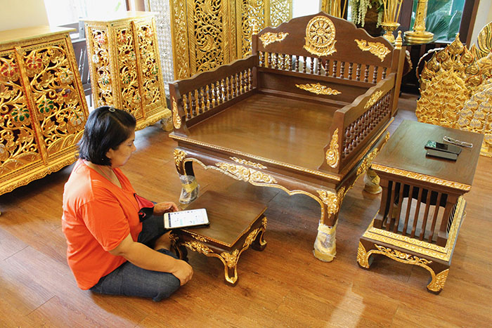 ธรรมาสน์ ที่นั่งสำหรับพระภิกษุสงฆ์ งานไม้สักแกะสลักทั้งชุด ราคา 33000 บาท