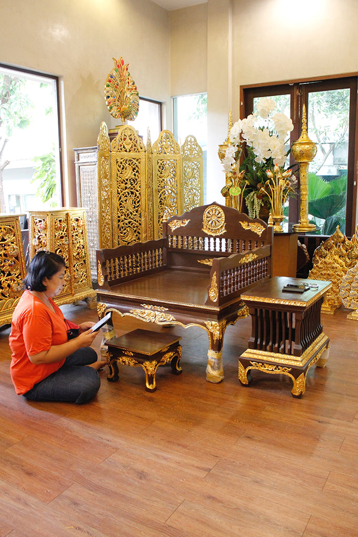 ธรรมาสน์ ที่นั่งสำหรับพระภิกษุสงฆ์ งานไม้สักแกะสลักทั้งชุด ราคา 33000 บาท