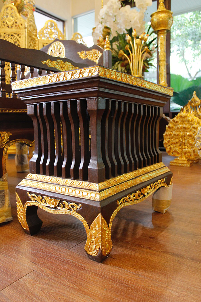 ธรรมาสน์ ที่นั่งสำหรับพระภิกษุสงฆ์ งานไม้สักแกะสลักทั้งชุด ราคา 33000 บาท