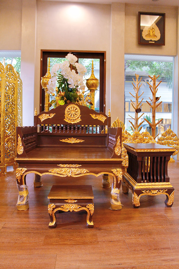 ธรรมาสน์ ที่นั่งสำหรับพระภิกษุสงฆ์ งานไม้สักแกะสลักทั้งชุด ราคา 33000 บาท