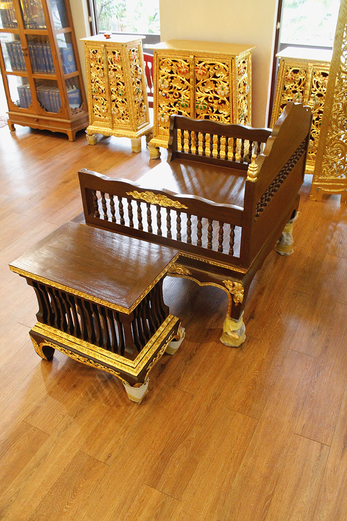 ธรรมาสน์ ที่นั่งสำหรับพระภิกษุสงฆ์ งานไม้สักแกะสลักทั้งชุด ราคา 33000 บาท