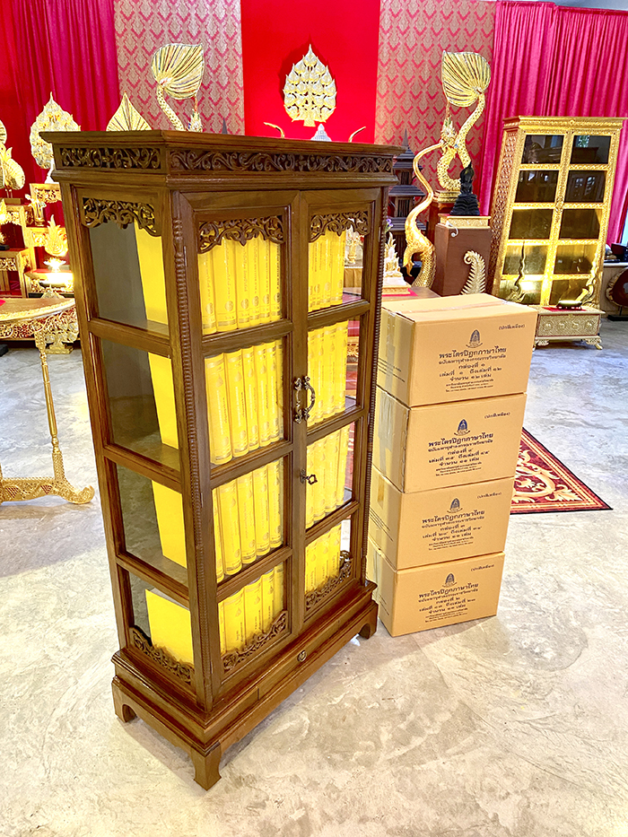 ตู้พระไตรปิฎกไม้สัก ฉลุลายดอก สำหรับหนังสือพระไตรปิฎกภาษาไทย ราคา 12000 บาท