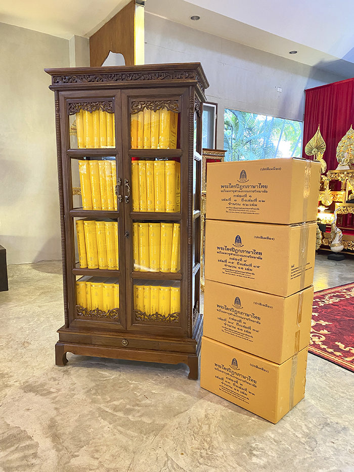 ตู้พระไตรปิฎกไม้สัก ฉลุลายดอก สำหรับหนังสือพระไตรปิฎกภาษาไทย ราคา 12000 บาท