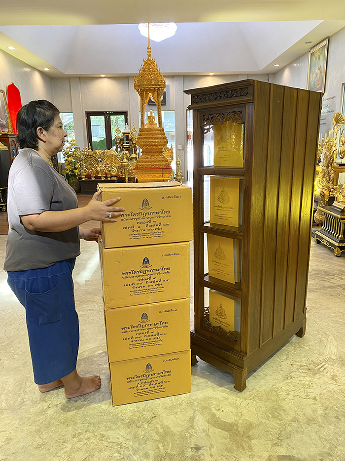 ตู้พระไตรปิฎกไม้สัก ฉลุลายดอก สำหรับหนังสือพระไตรปิฎกภาษาไทย ราคา 12000 บาท