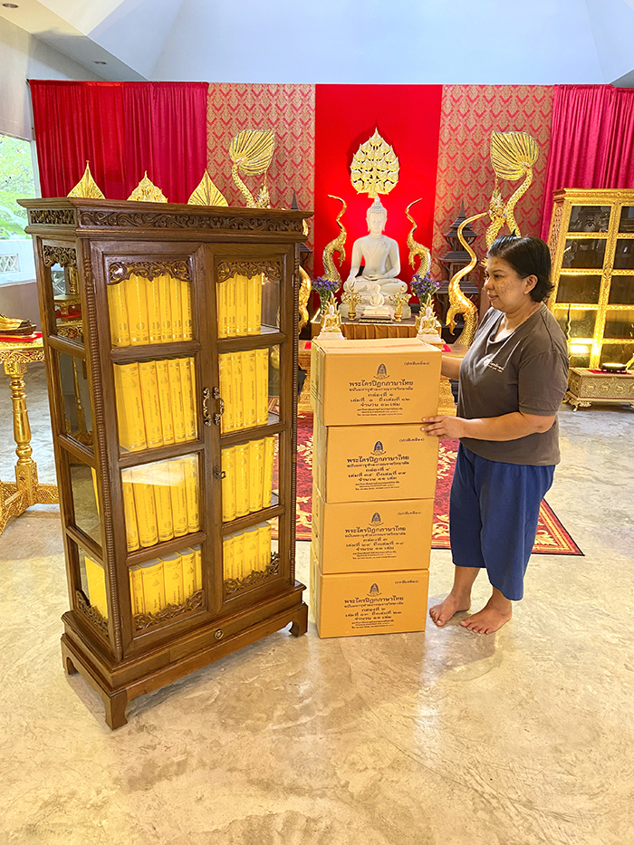 ตู้พระไตรปิฎกไม้สัก ฉลุลายดอก สำหรับหนังสือพระไตรปิฎกภาษาไทย ราคา 12000 บาท