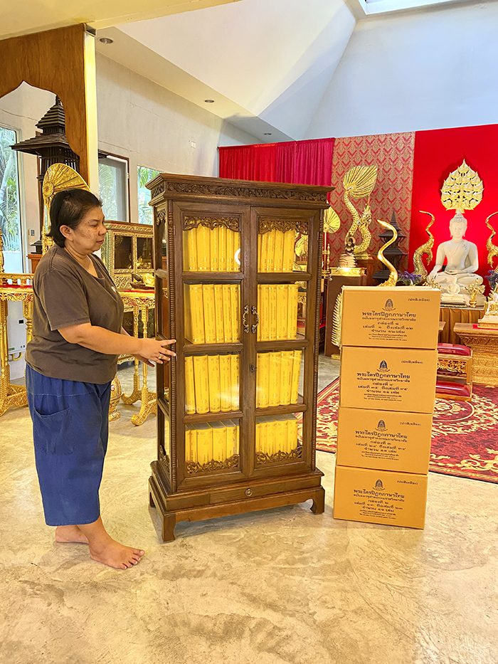 ตู้พระไตรปิฎกไม้สัก ฉลุลายดอก สำหรับหนังสือพระไตรปิฎกภาษาไทย ราคา 12000 บาท