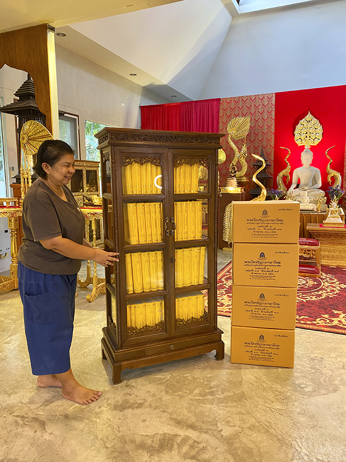 ตู้พระไตรปิฎกไม้สัก ฉลุลายดอก สำหรับหนังสือพระไตรปิฎกภาษาไทย ราคา 12000 บาท