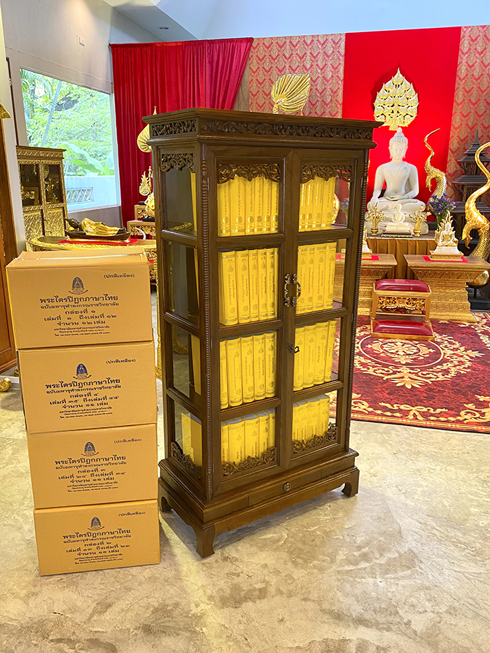 ตู้พระไตรปิฎกไม้สัก ฉลุลายดอก สำหรับหนังสือพระไตรปิฎกภาษาไทย ราคา 12000 บาท