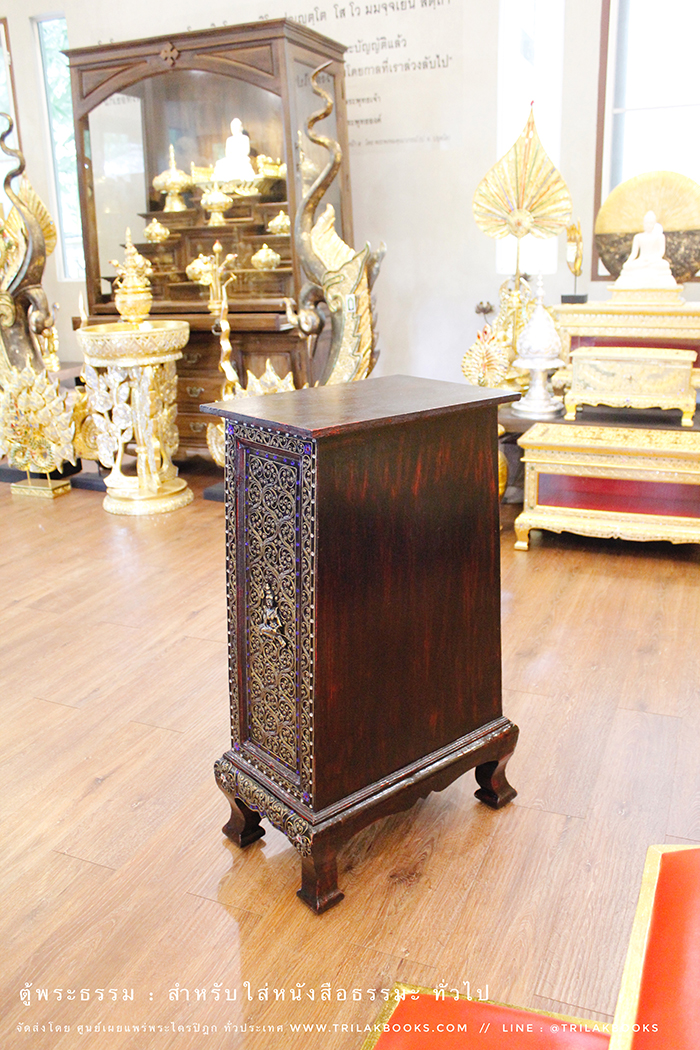 ตู้พระธรรม : ทรงสี่เหลี่ยมคางหมู : สีน้ำตาลเข้ม 
และประดับลวดลายทอง ราคา 4000 บาท