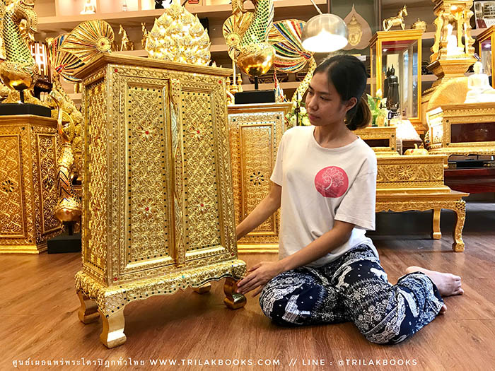 ตู้พระธรรม สำหรับใส่ หนังสือธรรมะ ถวายพระ หรือตกแต่งห้องพระ
: ทรงสี่เหลี่ยมคางหมู : ลงรักปิดทองทั้งหลัง และประดับลวดลายทอง ราคา 4000 บาท ตู้พระธรรม สำหรับใส่ หนังสือธรรมะ ถวายพระ หรือตกแต่งห้องพระ
: ทรงสี่เหลี่ยมคางหมู : ลงรักปิดทองทั้งหลัง และประดับลวดลายทอง ราคา 4000 บาท