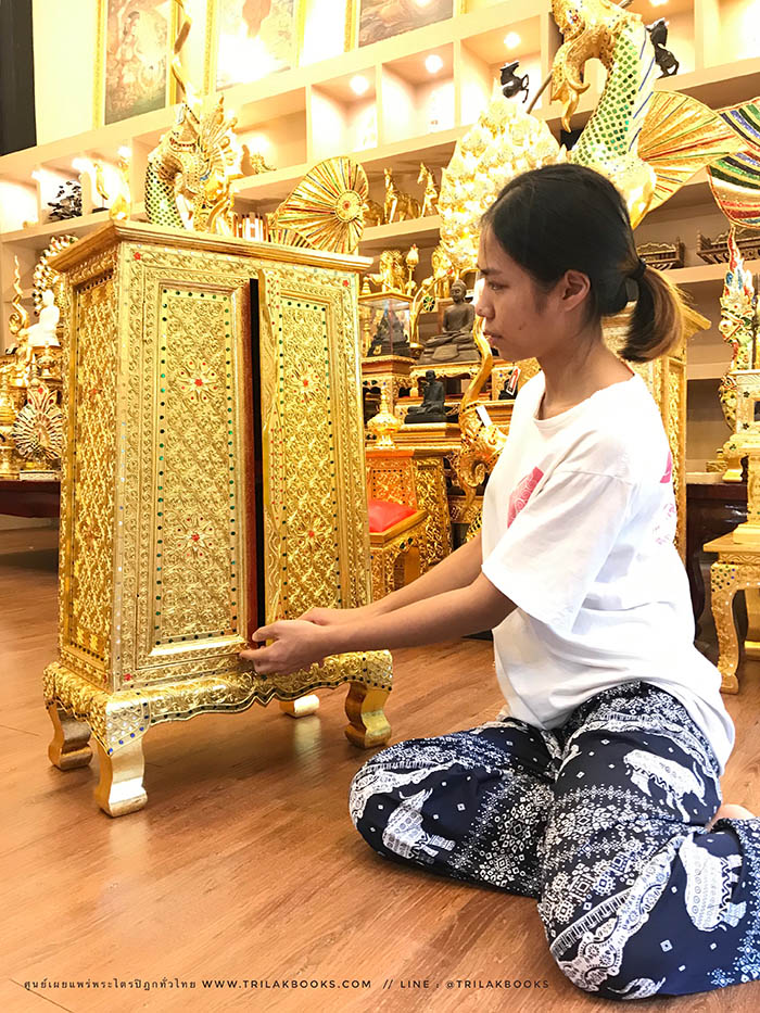 ตู้พระธรรม : ทรงสี่เหลี่ยมคางหมู : ลงรักปิดทองทั้งหลัง และประดับลวดลายทอง ราคา 4000 บาท ตู้พระธรรม : ทรงสี่เหลี่ยมคางหมู : ลงรักปิดทองทั้งหลัง และประดับลวดลายทอง ราคา 4000 บาท