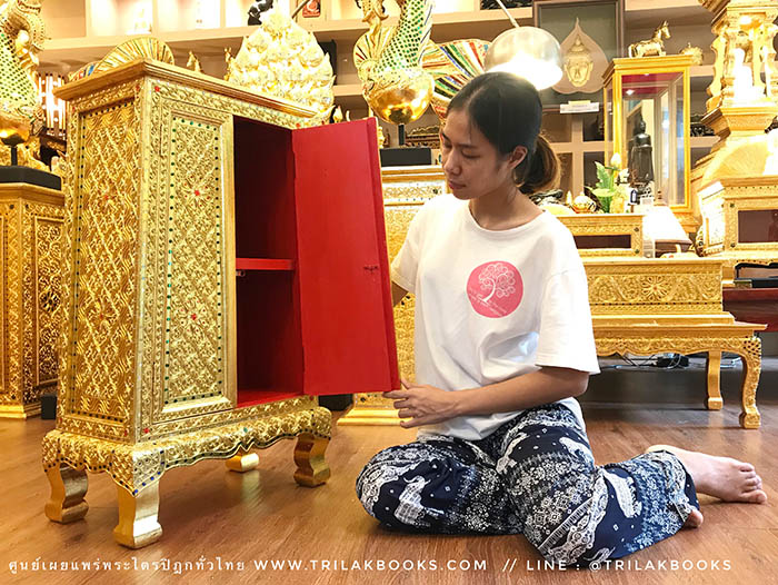 ตู้พระธรรม สำหรับใส่ หนังสือธรรมะ ถวายพระ หรือตกแต่งห้องพระ
: ทรงสี่เหลี่ยมคางหมู : ลงรักปิดทองทั้งหลัง และประดับลวดลายทอง ราคา 4000 บาท ตู้พระธรรม สำหรับใส่ หนังสือธรรมะ ถวายพระ หรือตกแต่งห้องพระ
: ทรงสี่เหลี่ยมคางหมู : ลงรักปิดทองทั้งหลัง และประดับลวดลายทอง ราคา 4000 บาท