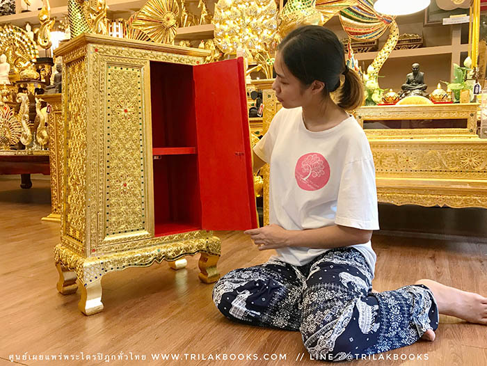 ตู้พระธรรม สำหรับใส่ หนังสือธรรมะ ถวายพระ หรือตกแต่งห้องพระ
: ทรงสี่เหลี่ยมคางหมู : ลงรักปิดทองทั้งหลัง และประดับลวดลายทอง ราคา 4000 บาท ตู้พระธรรม สำหรับใส่ หนังสือธรรมะ ถวายพระ หรือตกแต่งห้องพระ
: ทรงสี่เหลี่ยมคางหมู : ลงรักปิดทองทั้งหลัง และประดับลวดลายทอง ราคา 4000 บาท
