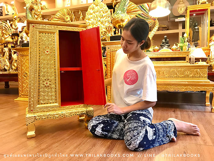 ตู้พระธรรม สำหรับใส่ หนังสือธรรมะ ถวายพระ หรือตกแต่งห้องพระ
: ทรงสี่เหลี่ยมคางหมู : ลงรักปิดทองทั้งหลัง และประดับลวดลายทอง ราคา 4000 บาท ตู้พระธรรม สำหรับใส่ หนังสือธรรมะ ถวายพระ หรือตกแต่งห้องพระ
: ทรงสี่เหลี่ยมคางหมู : ลงรักปิดทองทั้งหลัง และประดับลวดลายทอง ราคา 4000 บาท