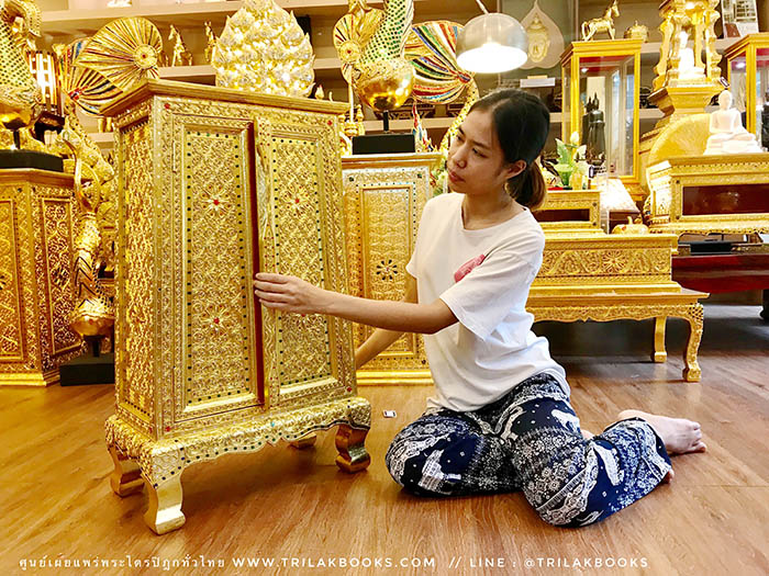 ตู้พระธรรม สำหรับใส่ หนังสือธรรมะ ถวายพระ หรือตกแต่งห้องพระ
: ทรงสี่เหลี่ยมคางหมู : ลงรักปิดทองทั้งหลัง และประดับลวดลายทอง ราคา 4000 บาท ตู้พระธรรม สำหรับใส่ หนังสือธรรมะ ถวายพระ หรือตกแต่งห้องพระ
: ทรงสี่เหลี่ยมคางหมู : ลงรักปิดทองทั้งหลัง และประดับลวดลายทอง ราคา 4000 บาท
