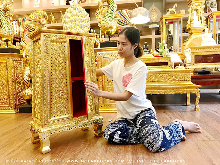 ตู้พระธรรม สำหรับใส่ หนังสือธรรมะ ถวายพระ หรือตกแต่งห้องพระ
: ทรงสี่เหลี่ยมคางหมู : ลงรักปิดทองทั้งหลัง และประดับลวดลายทอง ราคา 4000 บาท ตู้พระธรรม สำหรับใส่ หนังสือธรรมะ ถวายพระ หรือตกแต่งห้องพระ
: ทรงสี่เหลี่ยมคางหมู : ลงรักปิดทองทั้งหลัง และประดับลวดลายทอง ราคา 4000 บาท