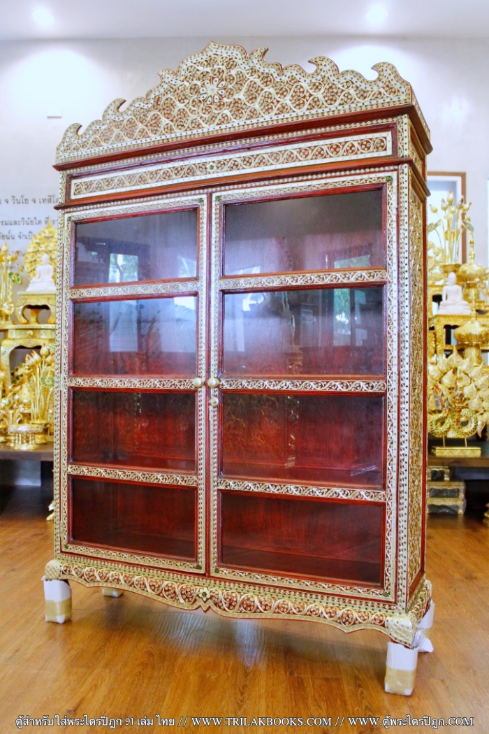 ตู้พระไตรปิฎกสีแดงลวดลายทอง