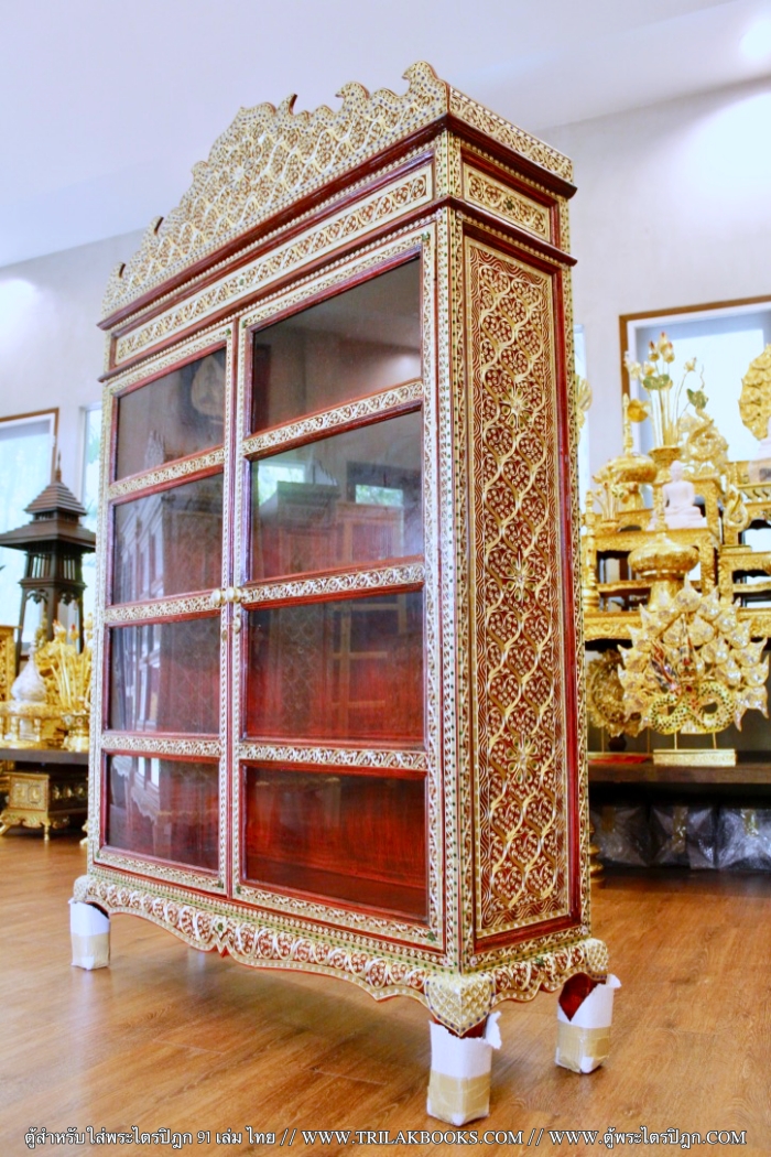 ตู้พระไตรปิฎกสีแดงลวดลายทอง