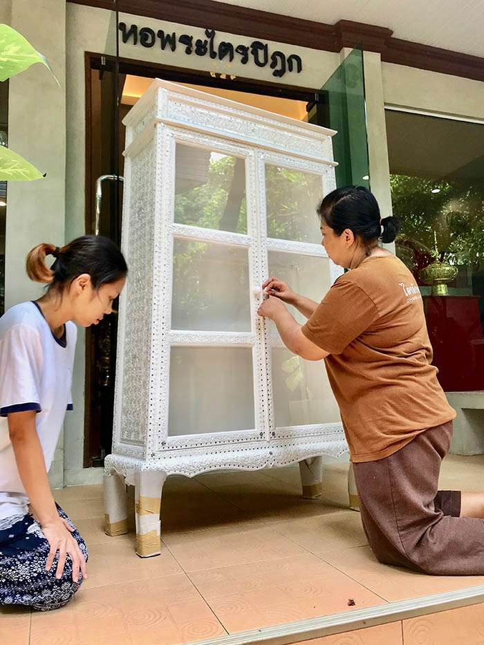 ตู้พระไตรปิฎก หรือ ตู้พระธรรม
สีขาว สำหรับใส่หนังสือพระไตรปิฎก ตู้พระไตรปิฎก หรือ ตู้พระธรรม
สีขาว สำหรับใส่หนังสือพระไตรปิฎก