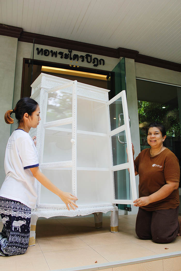 ตู้พระไตรปิฎก หรือ ตู้พระธรรม
สีขาว สำหรับใส่หนังสือพระไตรปิฎก ตู้พระไตรปิฎก หรือ ตู้พระธรรม
สีขาว สำหรับใส่หนังสือพระไตรปิฎก