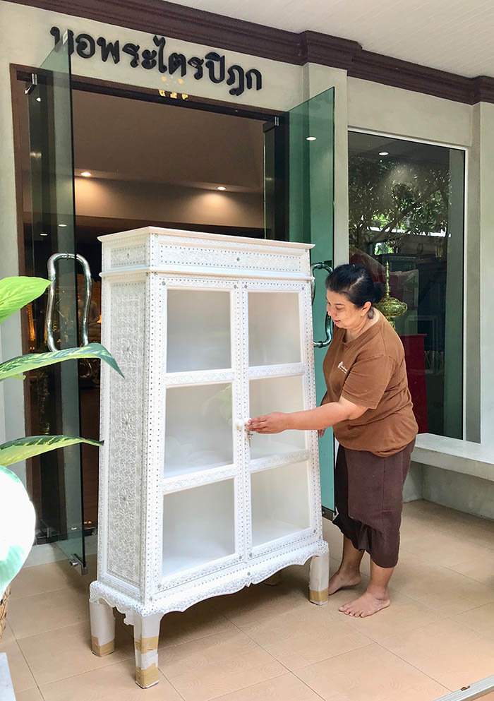 ตู้พระไตรปิฎก หรือ ตู้พระธรรม
สีขาว สำหรับใส่หนังสือพระไตรปิฎก ตู้พระไตรปิฎก หรือ ตู้พระธรรม
สีขาว สำหรับใส่หนังสือพระไตรปิฎก