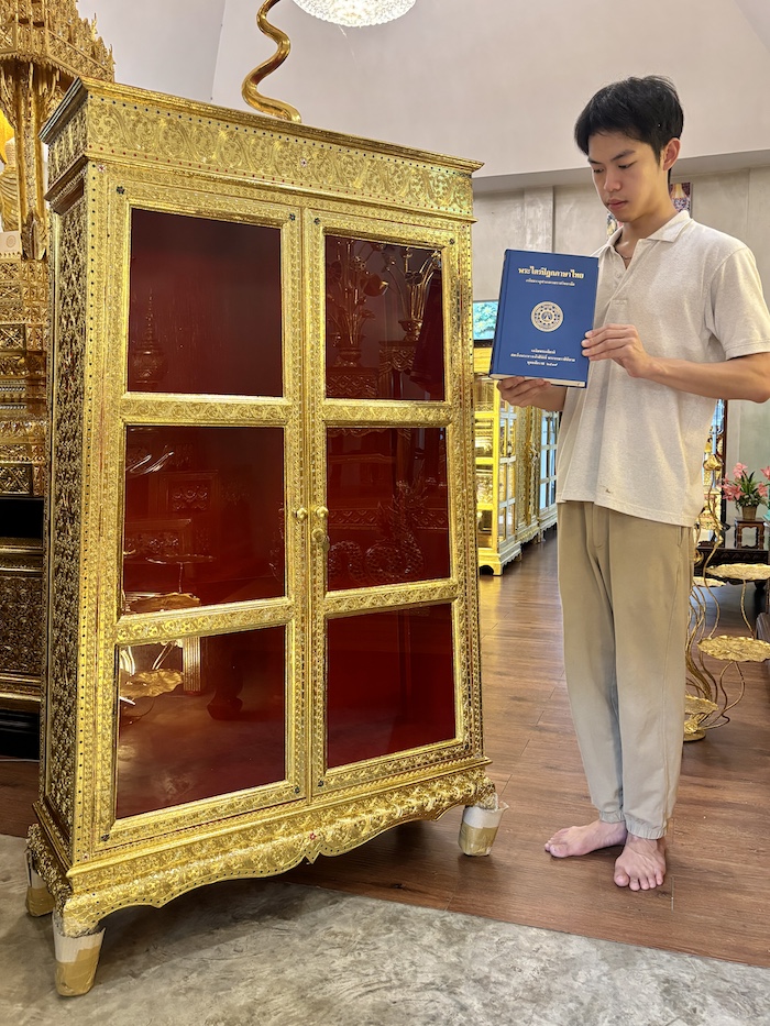 ตู้พระไตรปิฎกลงรักปิดทอง ทรงสี่เหลี่ยมคางหมู
สำหรับบรรจุพระไตรปิฎก 45 เล่มไทย ตู้พระไตรปิฎกลงรักปิดทอง ทรงสี่เหลี่ยมคางหมู
สำหรับบรรจุพระไตรปิฎก 45 เล่มไทย