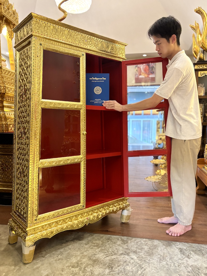 ตู้พระไตรปิฎกลงรักปิดทอง ทรงสี่เหลี่ยมคางหมู
สำหรับบรรจุพระไตรปิฎก 45 เล่มไทย ตู้พระไตรปิฎกลงรักปิดทอง ทรงสี่เหลี่ยมคางหมู
สำหรับบรรจุพระไตรปิฎก 45 เล่มไทย