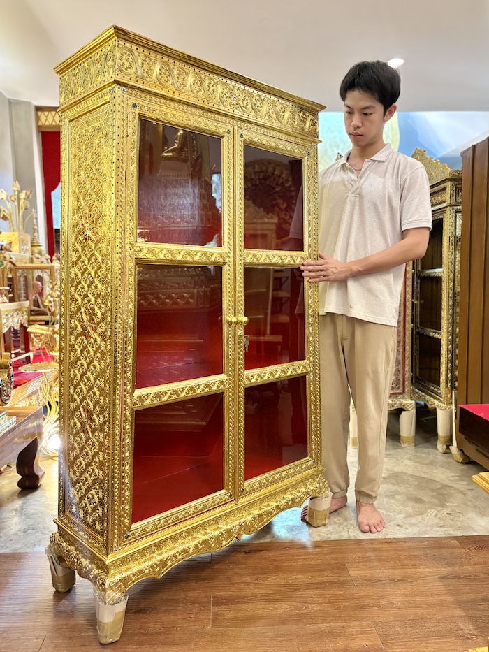 ตู้พระไตรปิฎกลงรักปิดทอง ทรงสี่เหลี่ยมคางหมู
สำหรับบรรจุพระไตรปิฎก 45 เล่มไทย ตู้พระไตรปิฎกลงรักปิดทอง ทรงสี่เหลี่ยมคางหมู
สำหรับบรรจุพระไตรปิฎก 45 เล่มไทย