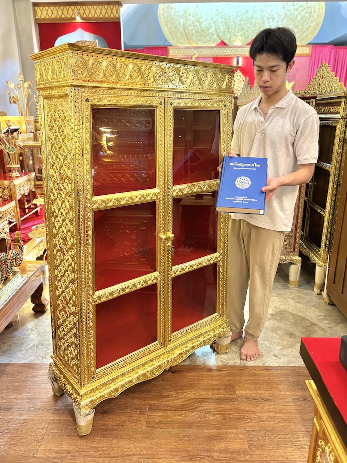 ตู้พระไตรปิฎกลงรักปิดทอง ทรงสี่เหลี่ยมคางหมู
สำหรับบรรจุพระไตรปิฎก 45 เล่มไทย ตู้พระไตรปิฎกลงรักปิดทอง ทรงสี่เหลี่ยมคางหมู
สำหรับบรรจุพระไตรปิฎก 45 เล่มไทย
