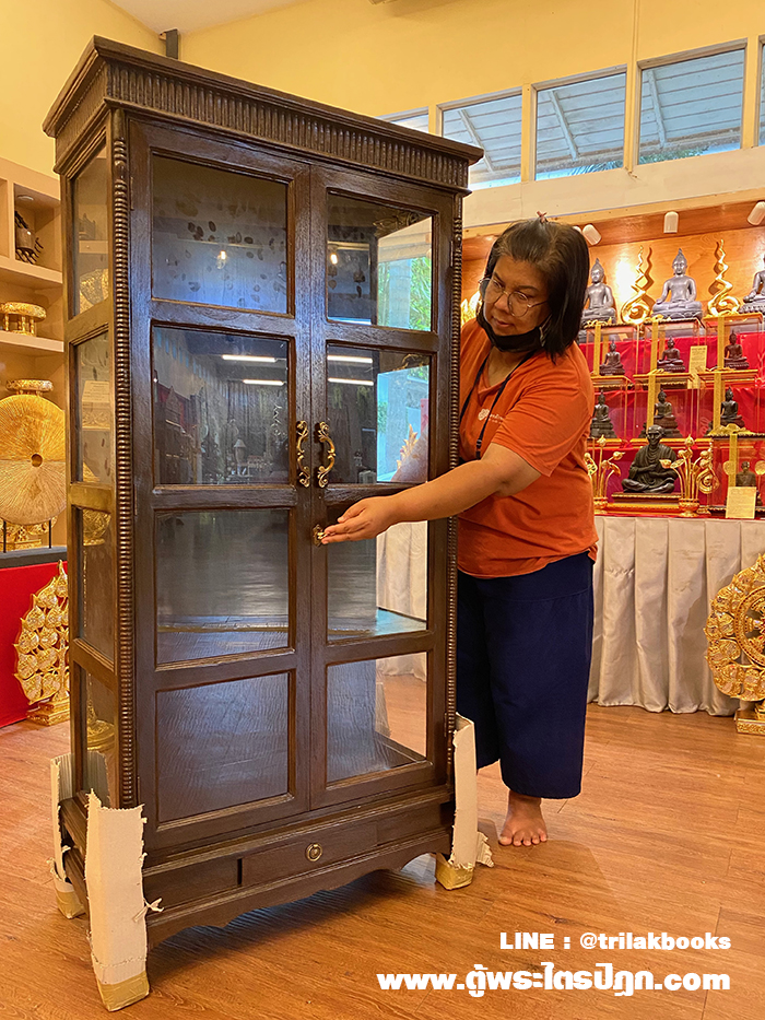 ตู้พระไตรปิฎก สำหรับบรรจุพระไตรปิฎก
ทรงมาตรฐาน สีโอ๊คเข้ม สำหรับพระไตรปิฎก 45 เล่ม