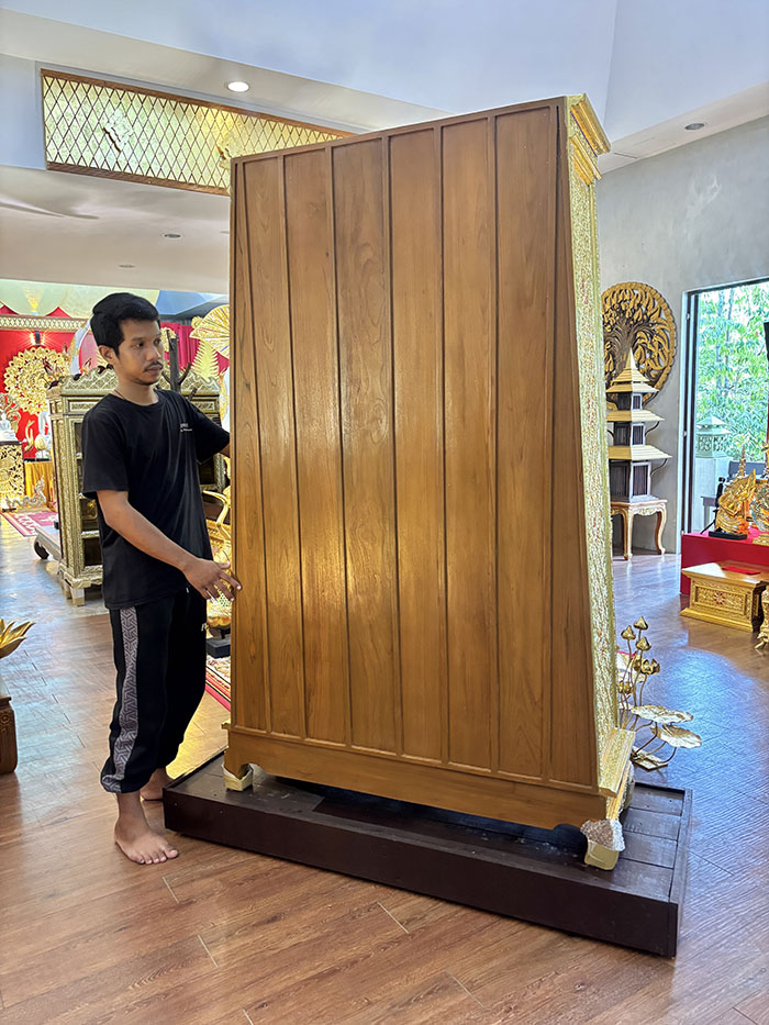 ด้านหลังตู้พระไตรปิฎกไม้สักทรงโบราณ